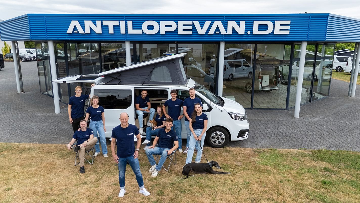 Das deutsche Antilope VAN Team vor dem Showroom