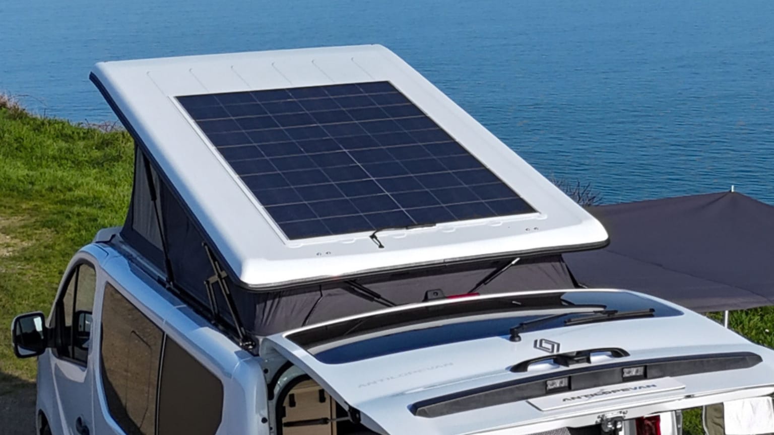 Solarpanel auf einem Campingbus