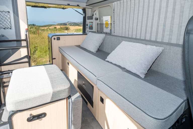 Flex-2-Confort-Fotos Campervan 2–4 Sitzplätze Innenraum mit Wohnbereich
