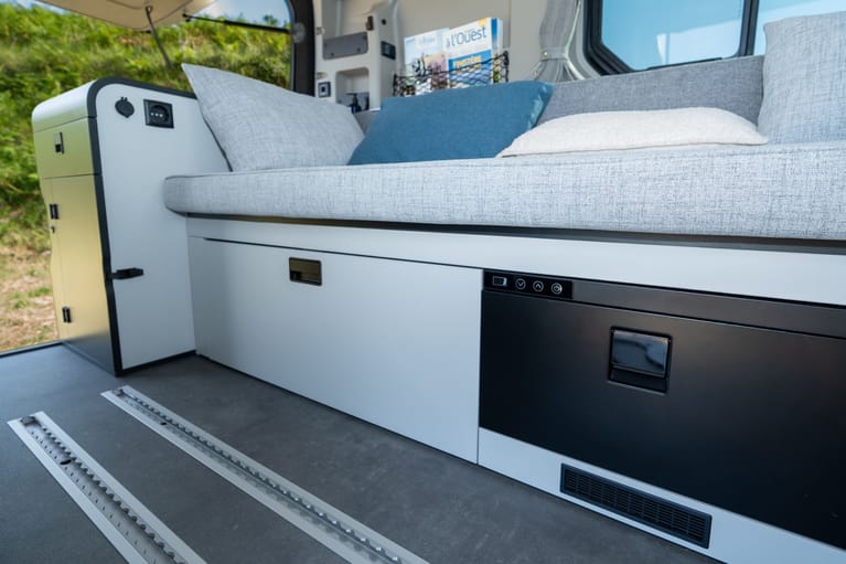 Flex 2: Ausgestatteter Van mit 2 bis 4 Sitzen: Kompressorkühlschrank (30 L)
