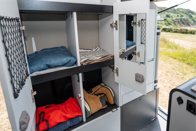 Flex 2: Van mit 2 bis 4 Sitzen und Kleiderschrank