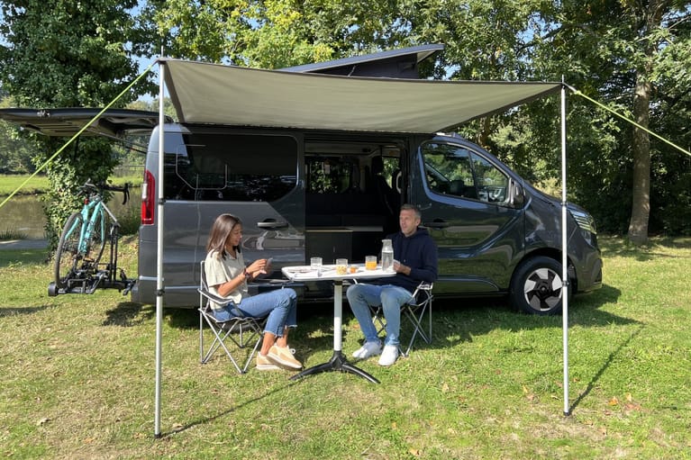 Flex Confort-PLUS-Fotos Campervan 2–4 Sitzplätze Außenansicht mit Aufstelldach