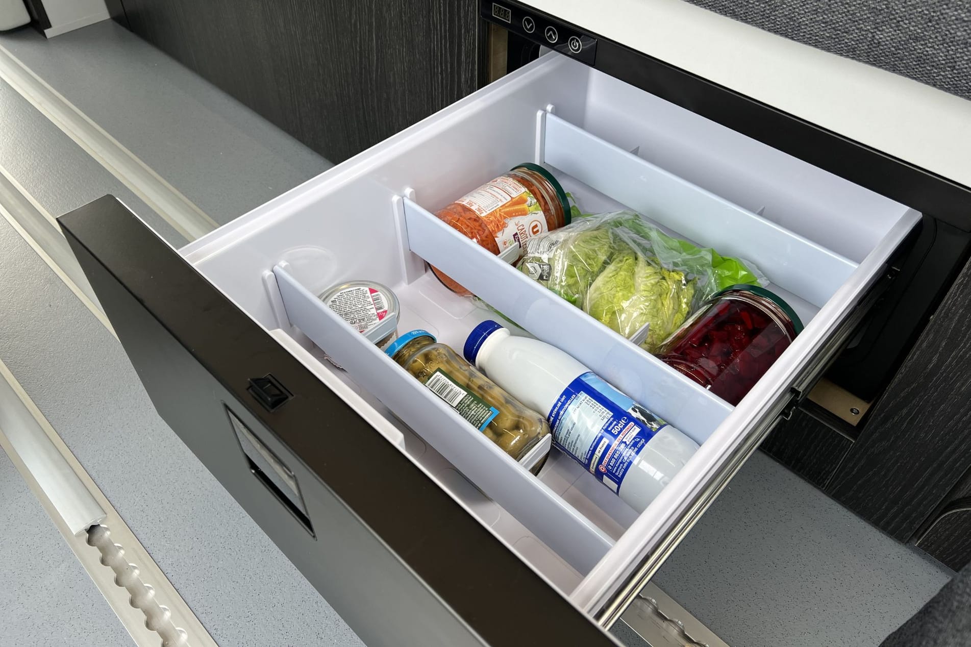 Flex Confort-PLUS-Fotos Campervan 2–4 Sitzplätze Innenraum mit Kühlschrank