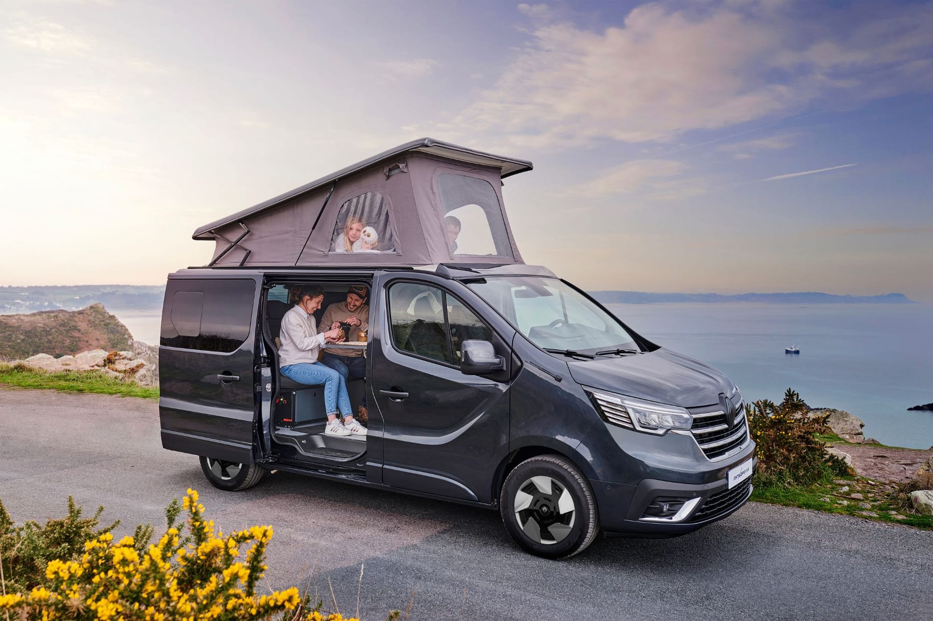 Innenraumfotos eines Campervans mit 5 Sitzplätzen und Bett im Aufstelldach