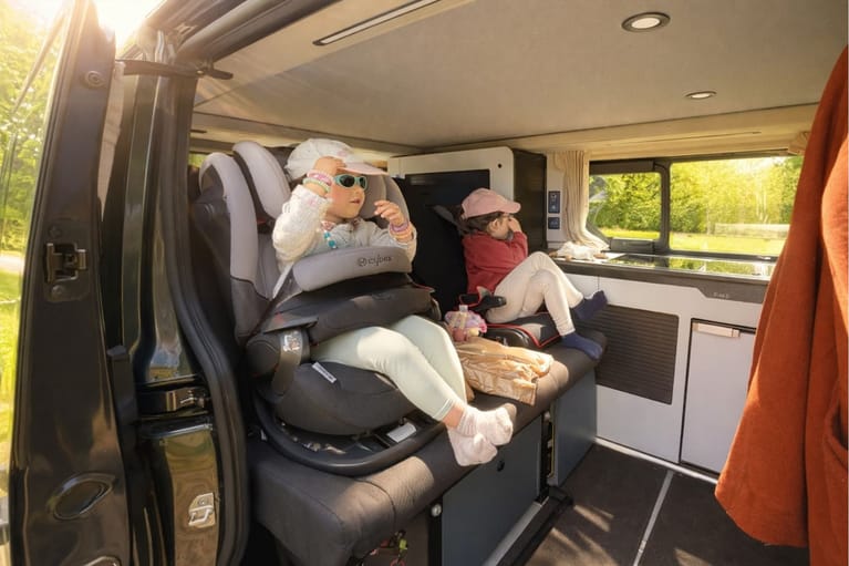 Flex 5 ausgebauter Van mit 5 Sitzplätzen und ISOFIX-Kindersitzen