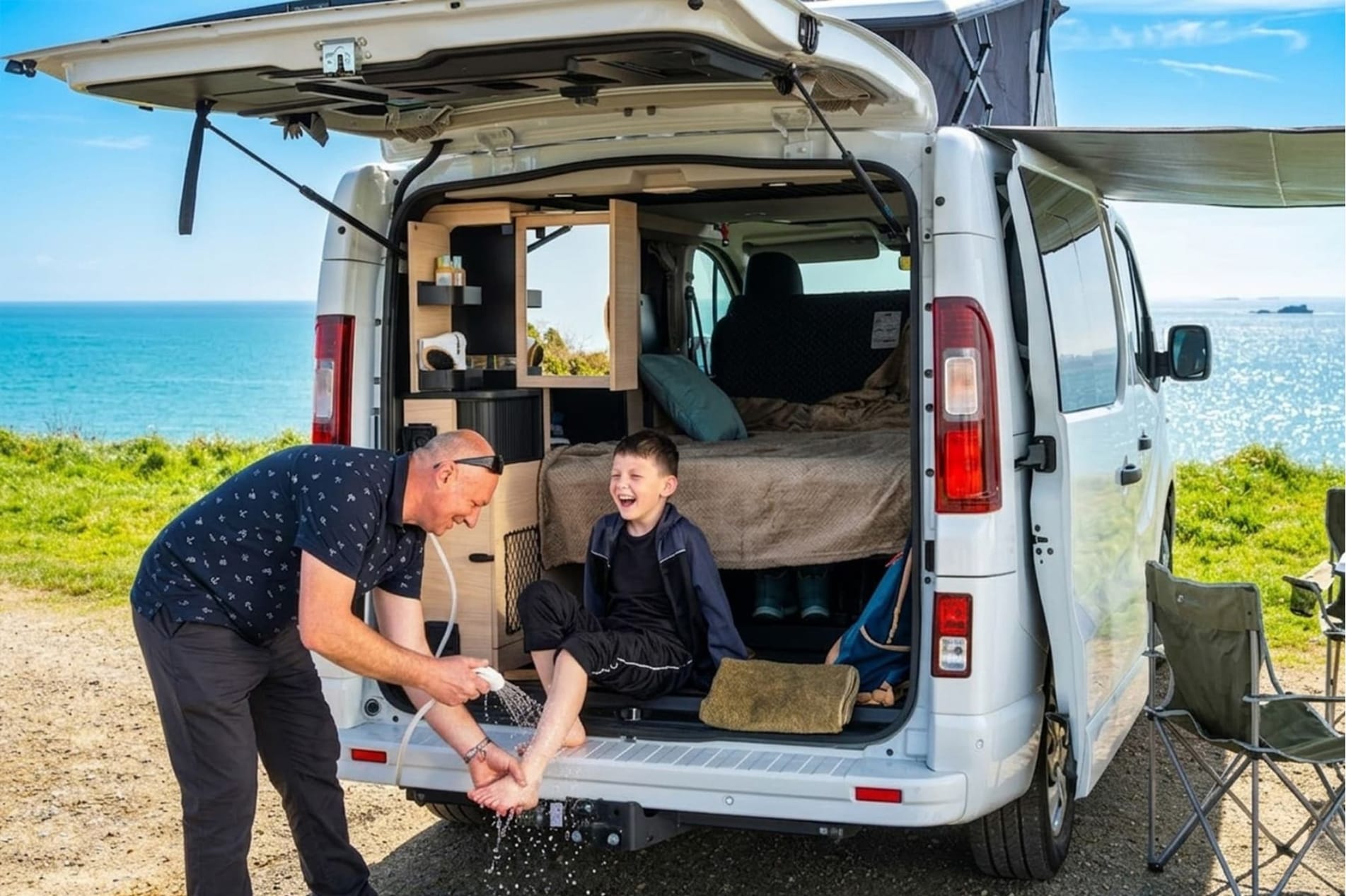 Flex 5 Confort Fotos Campervan mit 5 Sitzplätzen und Außendusche