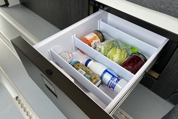 Flex PLUS: Ausgestatteter Van mit 2 bis 4 Sitzen: Kompressorkühlschrank (30 L)
