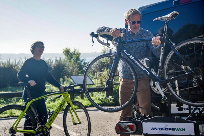 Flex PLUS: Ausgebauter Van für 2 bis 4 Personen mit Anhängerkupplung und Fahrradträger